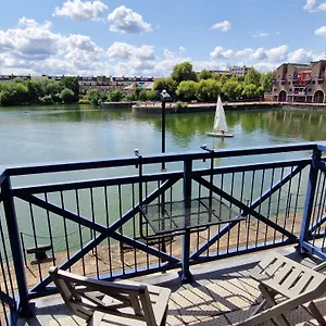 Apartment Wapping 700sqft 2 Bedroom - South Facing Dockside Views - Secure Parking, London