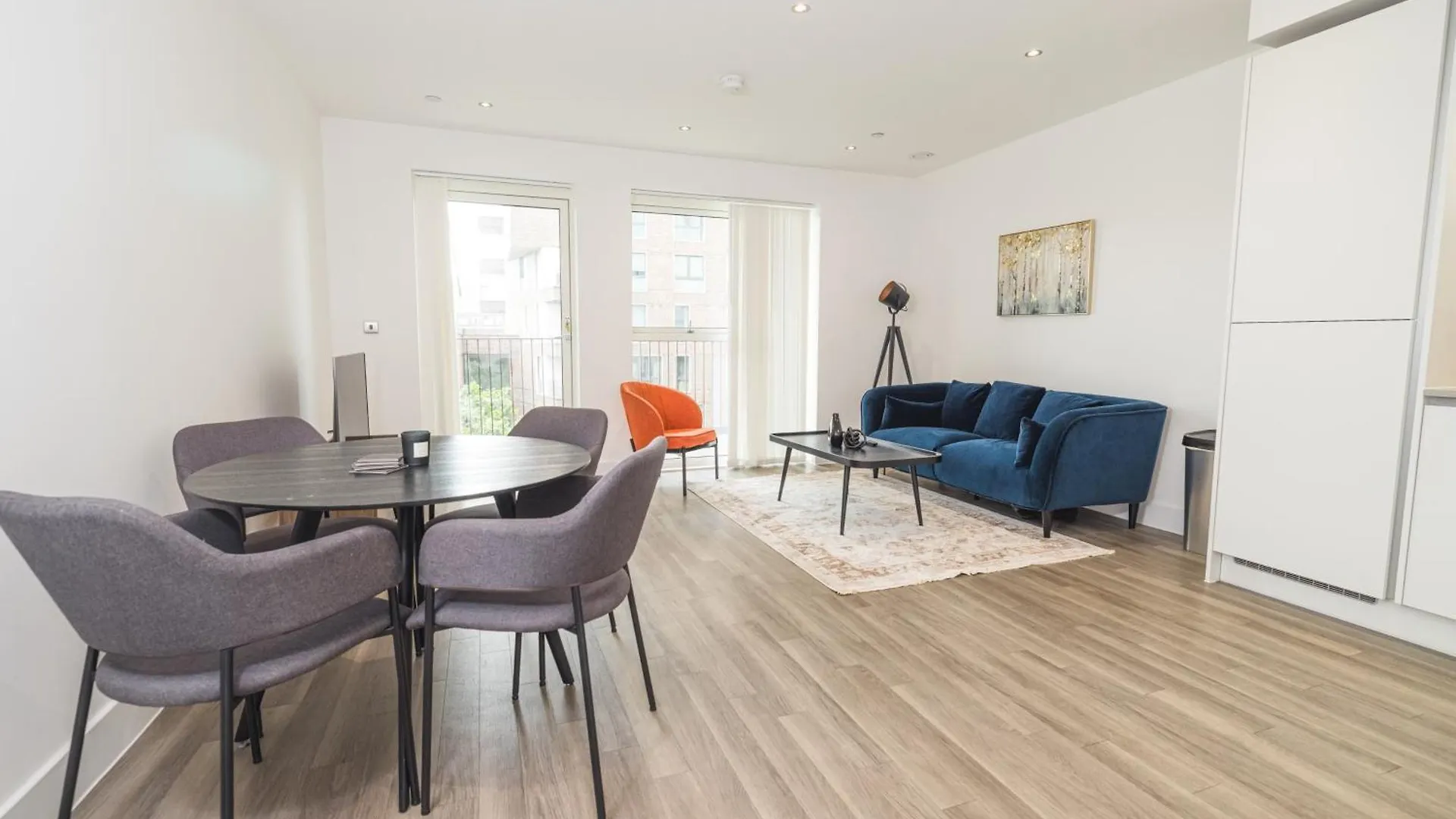 City Escape - Royal Wharf London 0*,